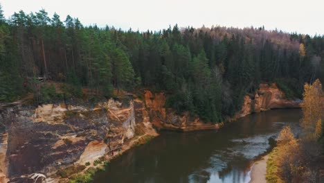 Klippen-Von-Erglu-Und-Tolle-Aussicht-Auf-Den-Fluss-Gauja-Cesis,-Lettland