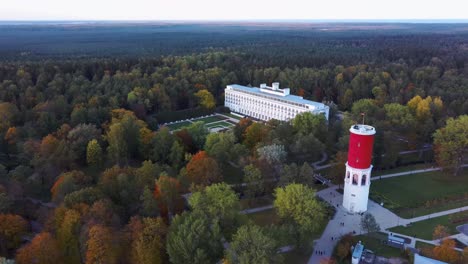 Kemeri-Water-Tower-With-Latvian-Flag-in-the-Kemeri-Resort-Park-in-Jurmala,-Latvia