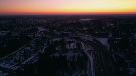 Luftaufnahme-Der-Autobahn-Und-Des-Ländlichen-Gebiets-Im-Finnischen-Winter-Bei-Sonnenuntergang