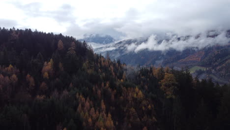 Wunderschöne-Landschaft-Mit-Von-Wolken-Bedeckten-Bergen
