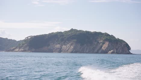 Isla-De-Tomogashima,-Vista-Desde-El-Barco-Que-Sale-Cruzando-El-Mar-Interior-De-Seto,-Japón