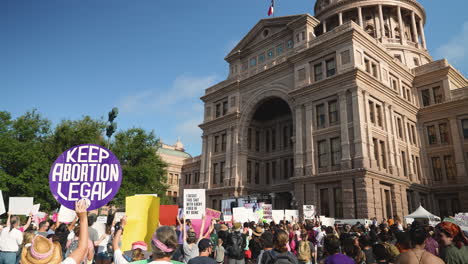 Eine-Große-Menschenmenge-Von-Pro-Choice-Aktivisten-Versammelt-Sich-Mit-Schildern-In-Der-Hauptstadt-Von-Texas-Während-Der-Frauenmarsch-Kundgebung,-Auf-Der-Ein-Schild-Mit-Der-Aufschrift-„Abtreibung-Legal-Bleiben“-Angebracht-Ist