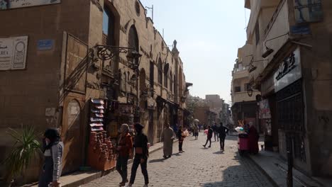 Gente-Egipcia-Caminando-En-La-Calle-Peatonal-Del-Centro-Histórico-De-La-Ciudad-Vieja-De-El-Cairo,-Egipto