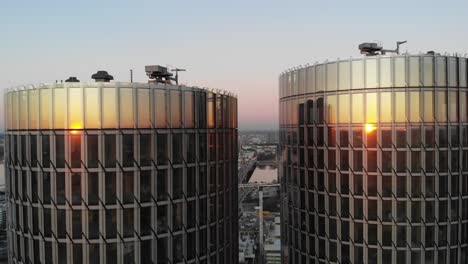 Nahaufnahme-Aus-Der-Luft-Auf-Dem-Dach-Von-Bürogebäuden-Aus-Glas-Bei-Sonnenuntergang-In-Riga,-Lettland