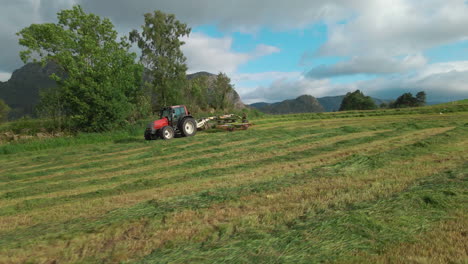 Agricultor-Arando-Sus-Tierras-De-Cultivo-Con-Un-Tractor--rogaland,-Noruega--toda