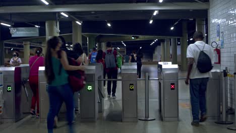 Passagiere-Betreten-Das-Fahrkartendrehkreuz,-Um-Mit-Der-U-Bahn-Zu-Fahren