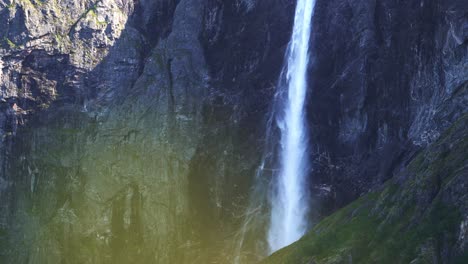 Blick-Vom-Oberen-Teil-Des-Wasserfalls-Mardalsfossen-In-Romsdal,-Norwegen