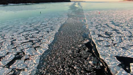 Ein-Bootsweg-Durch-Einen-Zugefrorenen-See-In-Der-Sturgeon-Bay,-Wisconsin,-An-Einem-Winternachmittag-Im-Januar