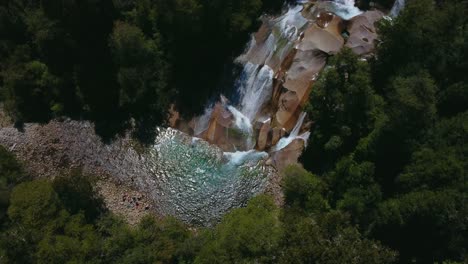 Cochamo,-Chile-Lädt-Uns-Ein,-Seine-Wunderschönen-Wasserfälle-In-Dschungelwäldern-Zu-Entdecken