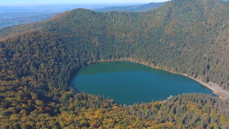 Lago-Sfanta-Ana---Lago-Del-Cráter-De-Santa-Ana-Con-Bosque-Denso-En-Un-Día-Soleado-En-La-Temporada-De-Otoño-En-Rumania