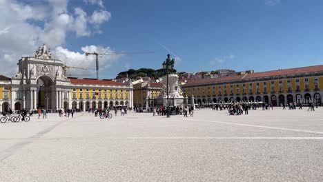 Menschen,-Die-Am-Praça-Do-Comércio-In-Lissabon-Spazieren-Gehen-Und-Rad-Fahren