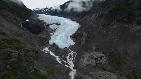 Bear-Glacier-Cortando-Una-Montaña-Hacia-El-Lago-Strohn-En-Bear-Glacier-Provincial-Park,-British-Columbia,-Canadá