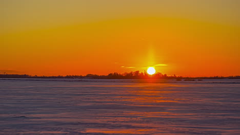 Wunderschöner-Zeitraffer-Auf-Der-Naturkulisse-Des-Sonnenuntergangs-In-Der-Schlichten-Wüstenansicht,-Orangefarbener-Hintergrund