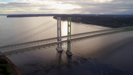 Weitwinkel-Luftaufnahme-Beim-Wegfahren-Von-Der-Tacoma-Narrows-Bridge-Bei-Sonnenuntergang,-Ca.-2015