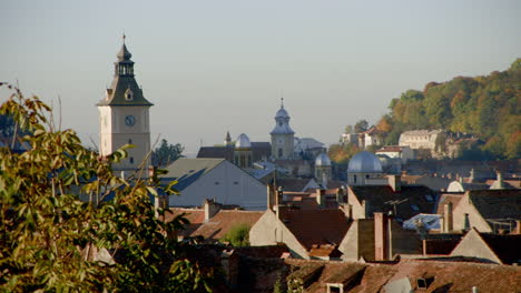 Dächer-Der-Goldenen-Stunde-In-Der-Altstadt-Von-Brasov,-Siebenbürgen,-Rumänien