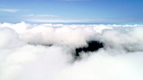 Disparo-De-Dron-Volando-A-Través-De-Un-Paisaje-De-Nubes-Increíblemente-Hermoso
