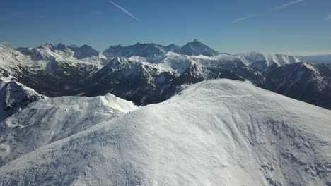 Abenteuerlustige-Wanderer-Erklimmen-Den-Schneebedeckten-Gipfelgrat-Zum-Winterlichen-Berggipfel