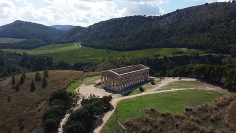Aerial-Pull-Away-of-the-Ancient-Greek-Temple-of-Segesta-in-a-Valley-of-Sicily