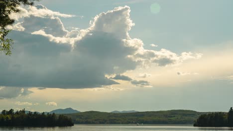 Gewitterwolken-Bewegen-Sich-Und-Bauen-Sich-über-Einem-Wunderschönen-Ländlichen-See-Auf.-Zeitraffer-HD-30fps