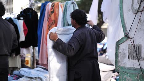 Scarf-seller-on-a-market-in-Karachi,-Pakistan