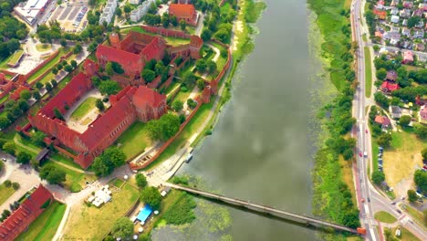 Malbork,-Pomerania-Polonia-Vista-Panorámica-Del-Castillo-Medieval-De-La-Orden-Teutónica-En-Malbork,-Polonia---Castillo-Alto-Y-St