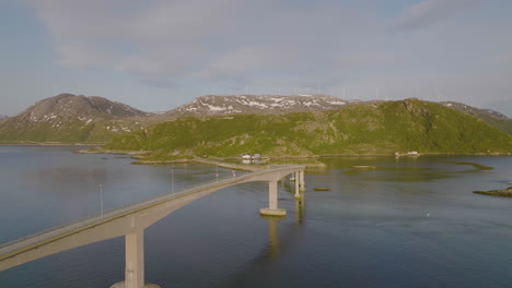 Luftflug-über-Die-Malerische-Brücke-Der-Sommaroy-Insel,-Die-Den-Fjord-überspannt