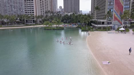 Luftaufnahme-Eines-Sup-Yoga-Kurses-Im-Hilton-Hawaiian-Village-Lagoon