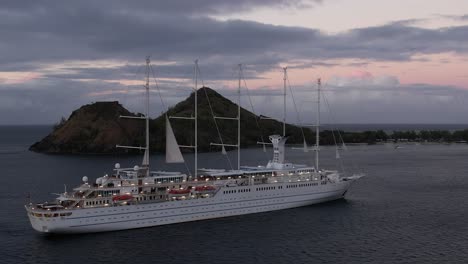 Großes-Kreuzfahrtschiff-Vor-Anker-In-Rodney-Bay,-St.-Lucia