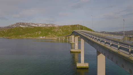Luftdrohne-Fliegt-Entlang-Der-Sommaroya-Inselbrücke