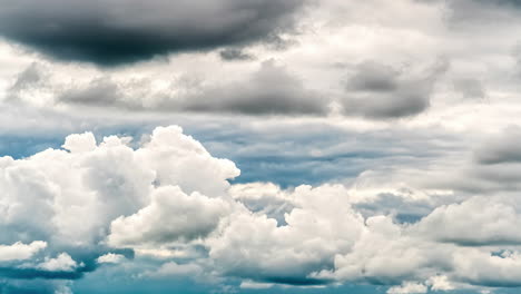 Zeitrafferaufnahme-Dichter-Weißer-Und-Schwarzer-Fliegender-Wolken-Am-Himmel-Mit-Sonnenlicht-Im-Hintergrund