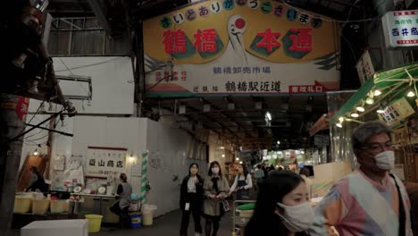 Mercados-Tsuruhashi-En-Osaka,-Japón,-Japoneses-Comprando-En-La-Ciudad-De-Corea
