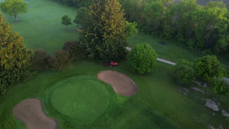 Drohnenaufnahmen-Von-Der-Vorbereitung-Des-Golfplatzes-Für-Das-Spielen-Im-Frühen-Morgensonnenaufgang
