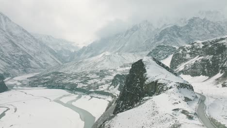 Filmische-Luftaufnahme-Der-Rauen,-Schneebedeckten-Landschaft-Des-Hunza-Tals