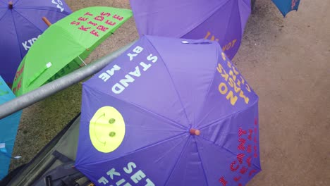 Anti-Vax-Botschaften-Auf-Bunten-Regenschirmen