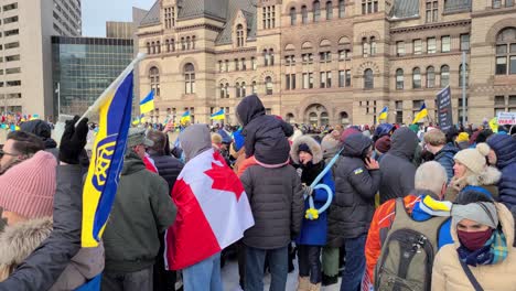 Menschen,-Die-Um-Eine-Pro-ukrainische-Kundgebung-Gegen-Die-Kriegsinvasion-Aus-Russland-Am-Nathan-Phillips-Square-In-Toronto,-Ontario,-Kanada,-Herumlaufen