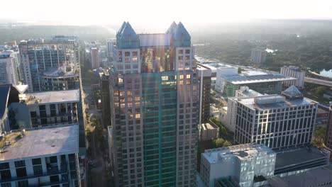 4K-Aerial-parallax-clip-of-the-Suntrust-Center-building-in-downtown-Orlando,-Florida-during-sunrise