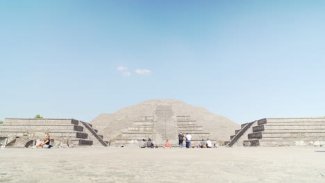 Turistas-Disfrutando-Del-Antiguo-Sitio-De-La-Pirámide-De-Teotihuacan-Fuera-De-La-Ciudad-De-México,-México