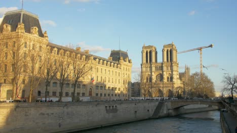 Notre-dame-De-Paris-Reconstruida-Después-De-Un-Incendio-Histórico-El-15-De-Abril-De-2019-En-París,-Francia