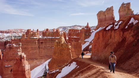 Hikers-coming-up-along-the-cliffside-in-the-snowy-Bryce-Canyon
