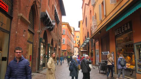 Lebhaftes-Historisches-Stadtzentrum-Mit-überfüllten-Menschen-In-Bologna-In-Norditalien