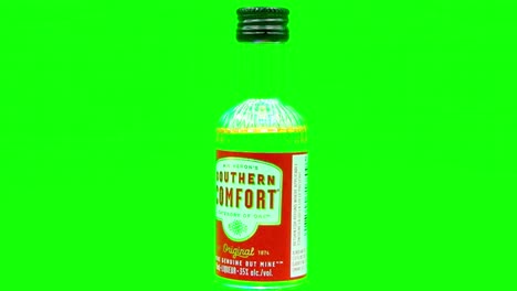 Southern-Comfort-mini-bottle-50ml-liqueur-green-screen-reveal-rotating-twist-zoom-in-close-up-of-label-in-4k-chromakey