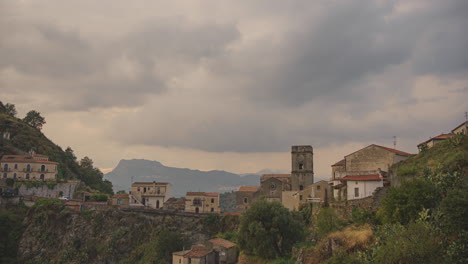 Lapso-De-Tiempo-De-Nubes-Ominosas-Sobre-La-Iglesia-Madre-De-Savoca,-Sicilia,-Italia