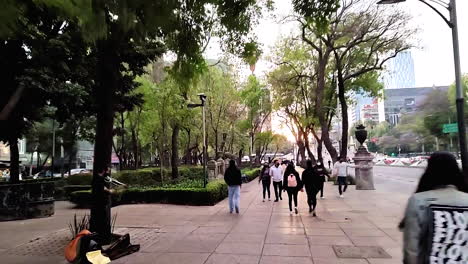 Zeitraffer-Spaziergang-Auf-Der-Hauptstraße-Von-Mexiko-Stadt