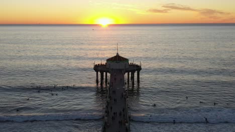 Touristen-Genießen-Die-Sonnenuntergangslandschaft-Am-Manhattan-Beach-Pier,-Kalifornien---Luftstatik