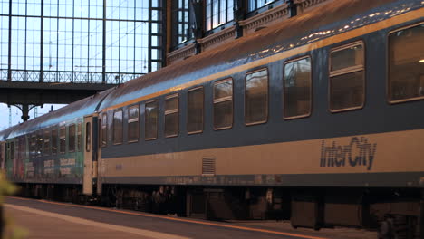 El-Tren-Sale-De-La-Estación-Oeste,-Budapest,-Hungría