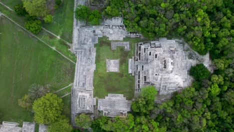 Drohnenaufnahme-Von-Maya-Ruinen-Mitten-Im-Dschungel-Von-Oben-Nach-Unten