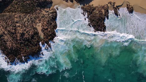 Wunderschöne-Wellen,-Die-Sich-über-Gemusterte-Felsen-Am-Injidup-Beach-Im-Westen-Australiens-Brechen
