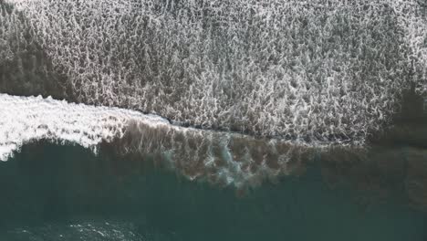Luftaufnahme-Von-Wellen,-Die-Am-Strand-Von-Dominical-In-Costa-Rica-Ans-Ufer-Krachen,-Aus-Der-Vogelperspektive