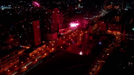 Feuerwerk-Mitten-In-Einer-Stadt---Drohnenschuss-Nach-Vorne