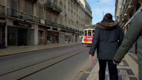 Klassische-Umgestaltete-Straßenbahn,-Die-In-Der-Straße-In-Lissabon-Vorbeifährt